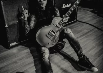 Famed Rock Guitarist Michael Thomas Releases Solo Single ‘Hammer of a Gun’