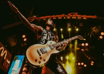 Radio’s Rikki Lee Travolta Chats with Guitar Wizard Michael Thomas