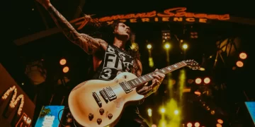 Radio’s Rikki Lee Travolta Chats with Guitar Wizard Michael Thomas